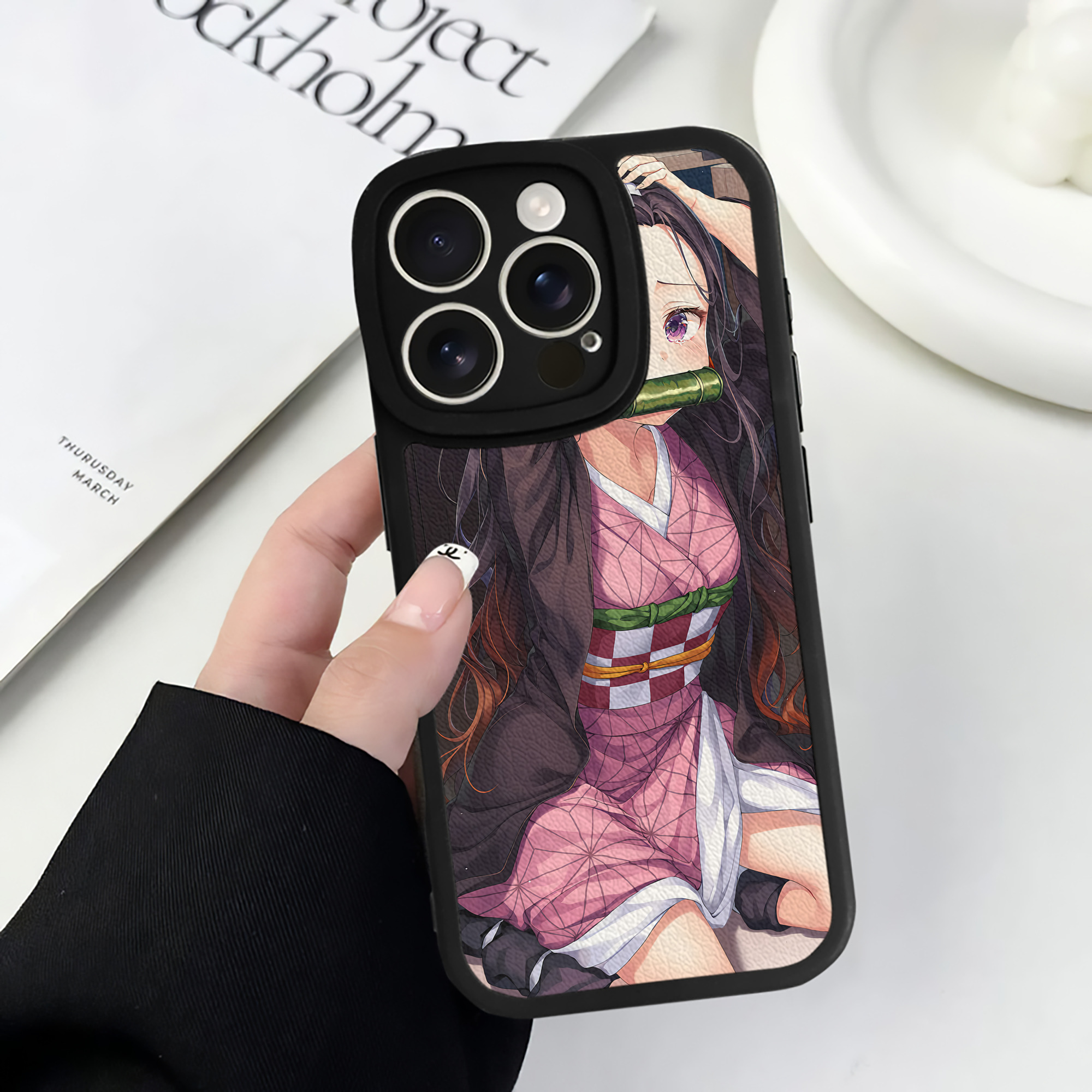 （画像用） 鬼滅の刃（きめつのやいば）竈門 禰󠄀豆子／かまど ねずこ Kamado Nezuko 【iPhone 16シリーズ対応】シリコンスマホケース（レザー調） 材質：シリコン